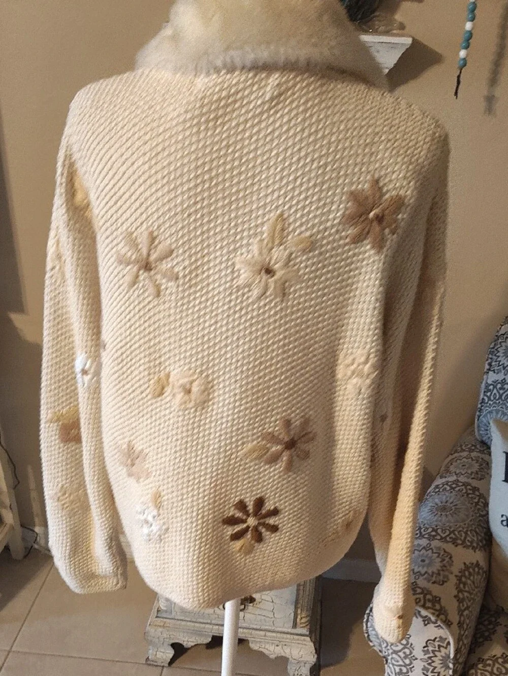 Vintage Cream Floral Applique Knit Cardigan with Faux Fur Collar - Picture 5 of 9